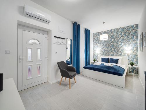 ブダペストにあるCentral and New apartment with ACのベッドルーム1室(ベッド1台、椅子1脚、ドア付)