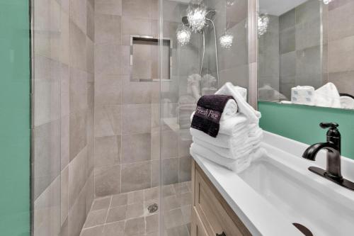 Un baño con lavabo y bañera con toallas. en Aegean 211 - Updated 2nd Floor Aegean Property, en Destin