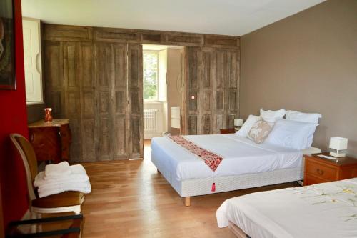 a bedroom with two beds and a window at La Feuillaie in Saint-Ay