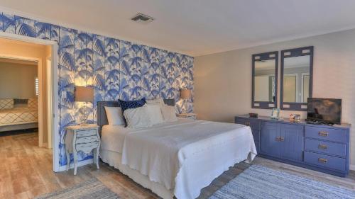 1 dormitorio con cama y papel pintado azul y blanco en Aegean 210 - Updated 2 Bedroom 2 Bath at the Aegean, en Destin