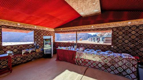 una stanza con due tavoli e due finestre di WhyDesert Camp & Tours a Wadi Rum