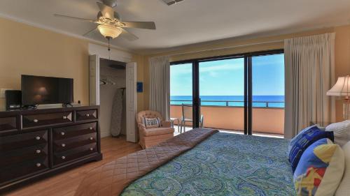 Un dormitorio con una cama y un balcón con vista al mar. en Aegean 305 - Breathtaking Views from this Aegean 3 Bedroom Beach Front Unit, en Destin