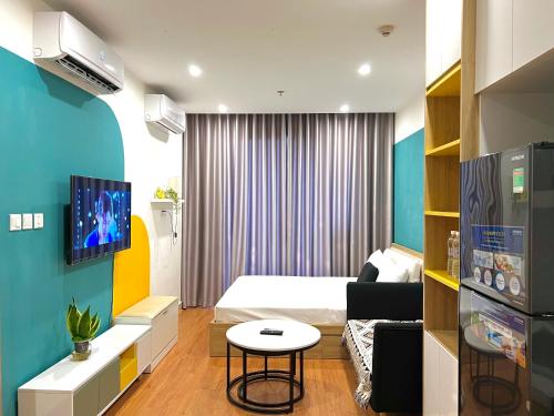 um pequeno quarto de hotel com uma cama e uma televisão em Ocean View, Studio Ocean Park Đa Ton Gia Lam em Hanói