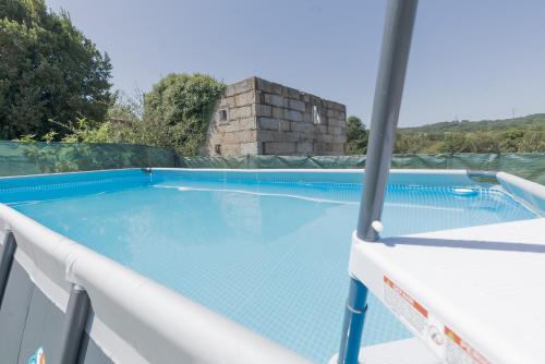 una piscina en la terraza de un barco en Casa Luna Rural Con Piscina y Jardín, en Ourense
