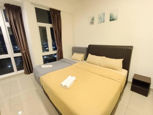 ein Schlafzimmer mit einem Bett mit einem weißen Handtuch darauf in der Unterkunft Twin Galaxy 2 Bedroom Netflix 5-7 Pax Stylish Suite in Johor Bahru