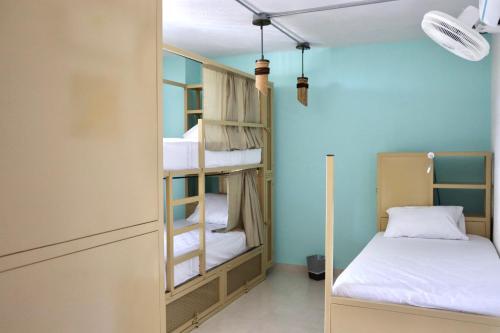 Zimmer mit Etagenbetten und einem Bett in der Unterkunft Hostal Las Guaduas in Santa Marta