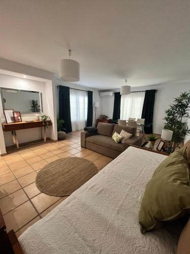 - un salon avec un lit et un canapé dans l'établissement Real Village Praia Verde 142, à Praia Verde