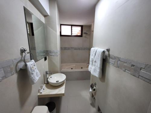 Bilik mandi di Gran Hotel Guisama