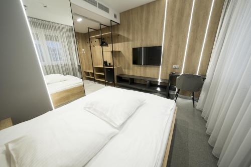 Ένα ή περισσότερα κρεβάτια σε δωμάτιο στο Hotel Ambrozja