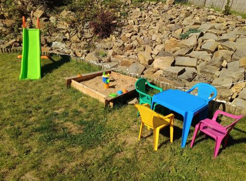 a group of chairs and a table in a sandbox at Chalupa u Martina in Vápenice