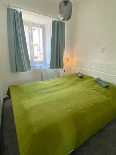 Ένα ή περισσότερα κρεβάτια σε δωμάτιο στο Apartment by the CITY WALL