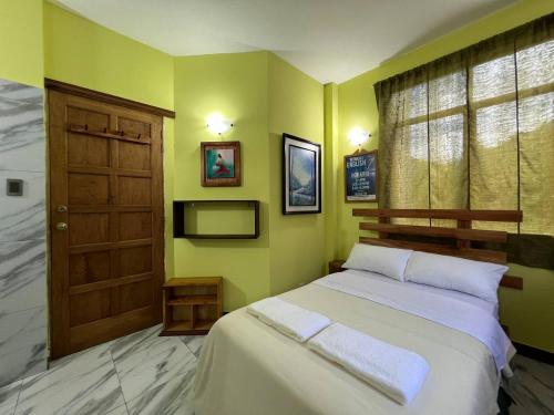 1 dormitorio con 1 cama grande y TV en Art Boutique apartment 2 bedroom 2 bathroom, en Baños