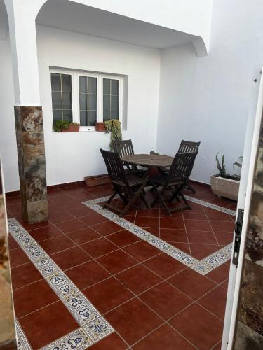 因赫尼奧的住宿－Casa Islas 1，房屋内带桌椅的天井。