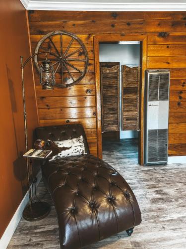 a brown leather chair in a room with a wheel at Woody Mountain Bed & Breakfast in Flagstaff
