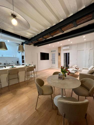 un salon avec une table et des chaises et une cuisine dans l'établissement La Suite de Montorgueil, à Paris