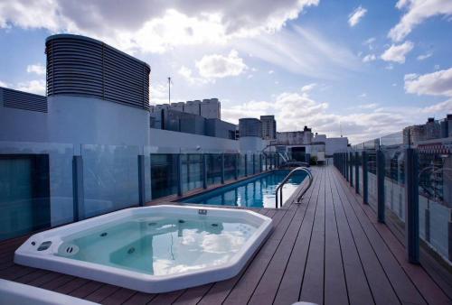 un bain à remous sur la terrasse d'un bâtiment dans l'établissement Apartamento en Recoleta, à Buenos Aires