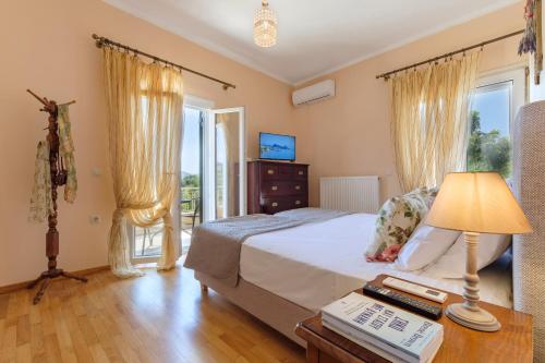um quarto com uma cama e uma mesa com um candeeiro em Villa Armeni by CorfuEscapes em Corfu Town