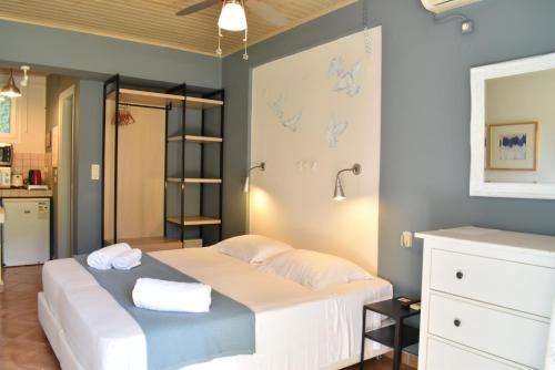 a bedroom with a bed and a kitchen at Simatos αpARTments & Studios in Lassi