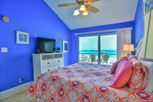 Ένα ή περισσότερα κρεβάτια σε δωμάτιο στο Commodore's Retreat 402 - Beach service included 2 chairs and 1 umbrella March through October