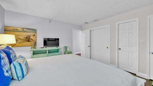 Postel nebo postele na pokoji v ubytování Crystal Villas 12B - Updated 2 Bedroom with Loft Beach Front Condo In the Heart of Destin