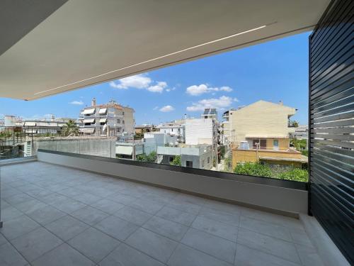 Elle comprend un balcon offrant une vue sur la ville. dans l'établissement Urban Oasis in Ellinikon, à Athènes