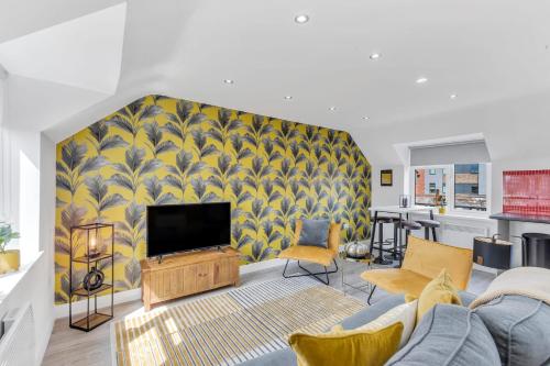 a living room with a couch and a tv at We Stay Baxter Gate in Loughborough