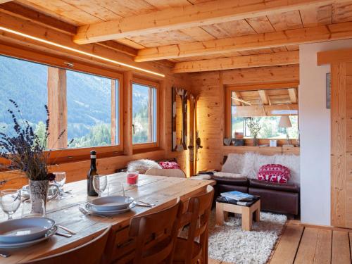 Posezení v ubytování Chalet Mayen du Bleusy by Interhome