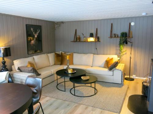 Chalet Solbu - SOW087 by Interhome في Fossdal: غرفة معيشة مع أريكة بيضاء وطاولة
