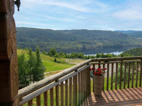 balcón con vistas al lago y a las montañas en Chalet Lindefjeldbu - SOW144 by Interhome en Fossdal