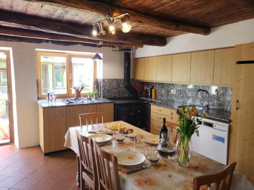 eine Küche mit einem Tisch und Stühlen sowie eine Küche mit einem Tisch und Stühlen in der Unterkunft Holiday Home Bellavista by Interhome in Ronco sopra Ascona