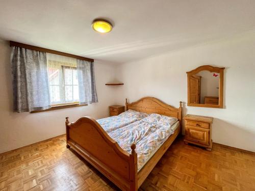 ein Schlafzimmer mit einem Bett, einer Kommode und einem Spiegel in der Unterkunft Holiday Home Lama by Interhome in Niederwölz