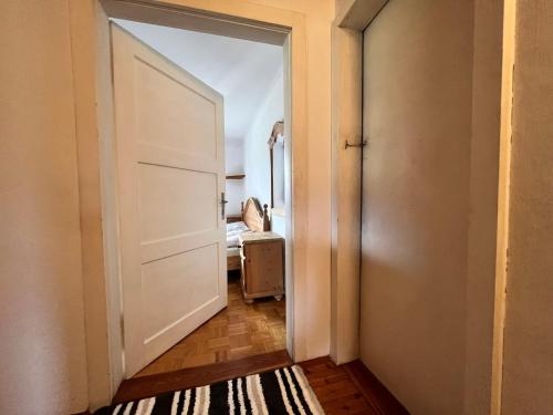 einen Flur mit Tür und ein Zimmer mit Bett in der Unterkunft Holiday Home Lama by Interhome in Niederwölz