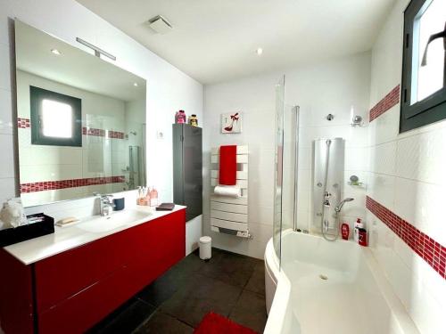 La salle de bains est pourvue d'un lavabo, d'une douche et de toilettes. dans l'établissement Vacances dans le Sud de la France, à Istres