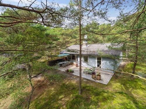 een uitzicht over een wit huis in het bos bij Holiday Home Alita - 300m from the sea in Bornholm by Interhome in Vester Sømarken