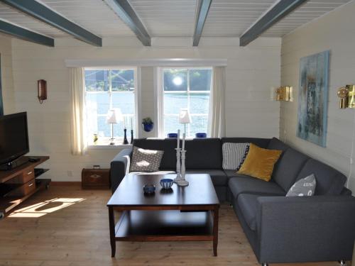 sala de estar con sofá y mesa de centro en Holiday Home Ørviksnes - FJH672 by Interhome, en Steinstø