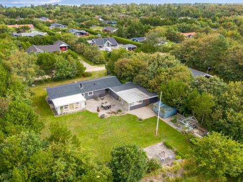 eine Luftansicht eines Hauses mit Hof in der Unterkunft Holiday Home Waghn - all inclusive - 800m to the inlet by Interhome in Ulfborg