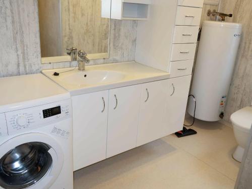 Ένα μπάνιο στο Holiday Home Havbris by Interhome