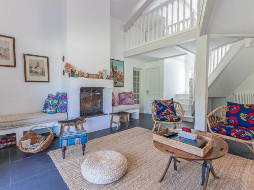un salon avec des chaises et une cheminée dans l'établissement Villa Caloye by Interhome, à Magescq