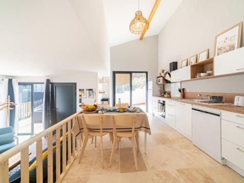 une cuisine avec une table et une salle à manger dans l'établissement Holiday Home Palot 45 by Interhome, à Mimizan