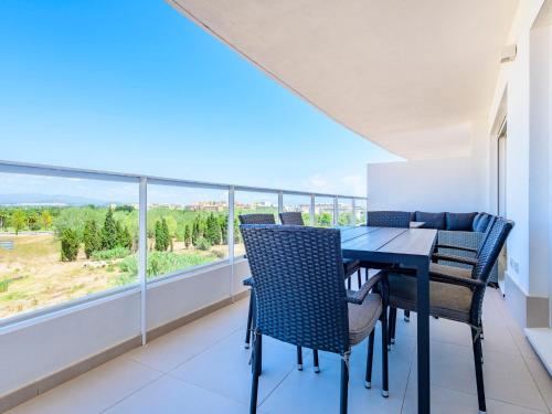 ein Esszimmer mit Tisch und Stühlen und einem großen Fenster in der Unterkunft Apartment Gran Canet by Interhome in Canet d'en Berenguer