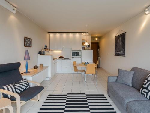 un salon et une cuisine avec un canapé et une table dans l'établissement Studio Le Drakkar by Interhome, à Trouville-sur-Mer