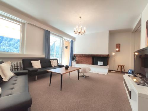 salon z kanapą i stołem w obiekcie Apartment Regina by Interhome w Davos