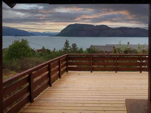 una terraza de madera con vistas al lago en Chalet Trefall - FJH520 by Interhome, en Gausvik