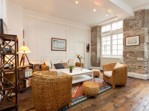 un salon avec un canapé, des chaises et une table dans l'établissement Apartment Plijadur by Interhome, à Saint-Malo