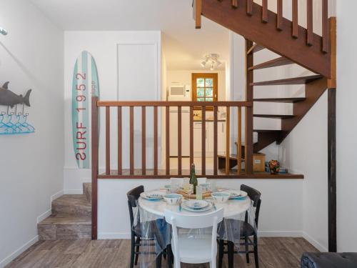烏爾加特的住宿－Holiday Home La Cour du Moulin by Interhome，一间带桌椅和冲浪板的用餐室