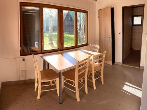 jadalnia z drewnianym stołem i krzesłami w obiekcie Holiday Home Kemp Stříbrný rybník-9 by Interhome w mieście Hradec Králové