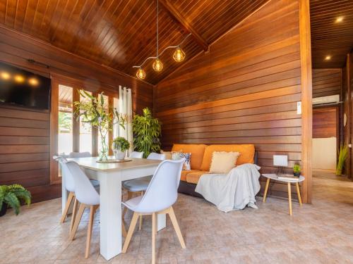 Ruang duduk di Chalet Tropical 4 by Interhome