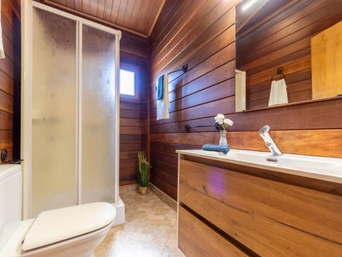 Bilik mandi di Chalet Tropical 4 by Interhome