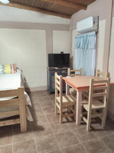 Zimmer mit einem Tisch, Stühlen und einem Bett in der Unterkunft Doña Tita in Federación