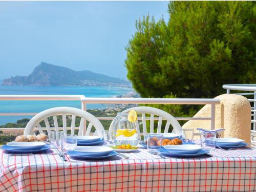 מסעדה או מקום אחר לאכול בו ב-Villa La Cabaña del Mar by Interhome